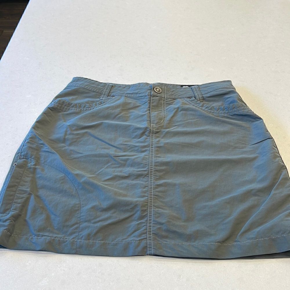 Kuhl women’s skirt size 6 kuhl green excellent shape zip pocket super cute on.